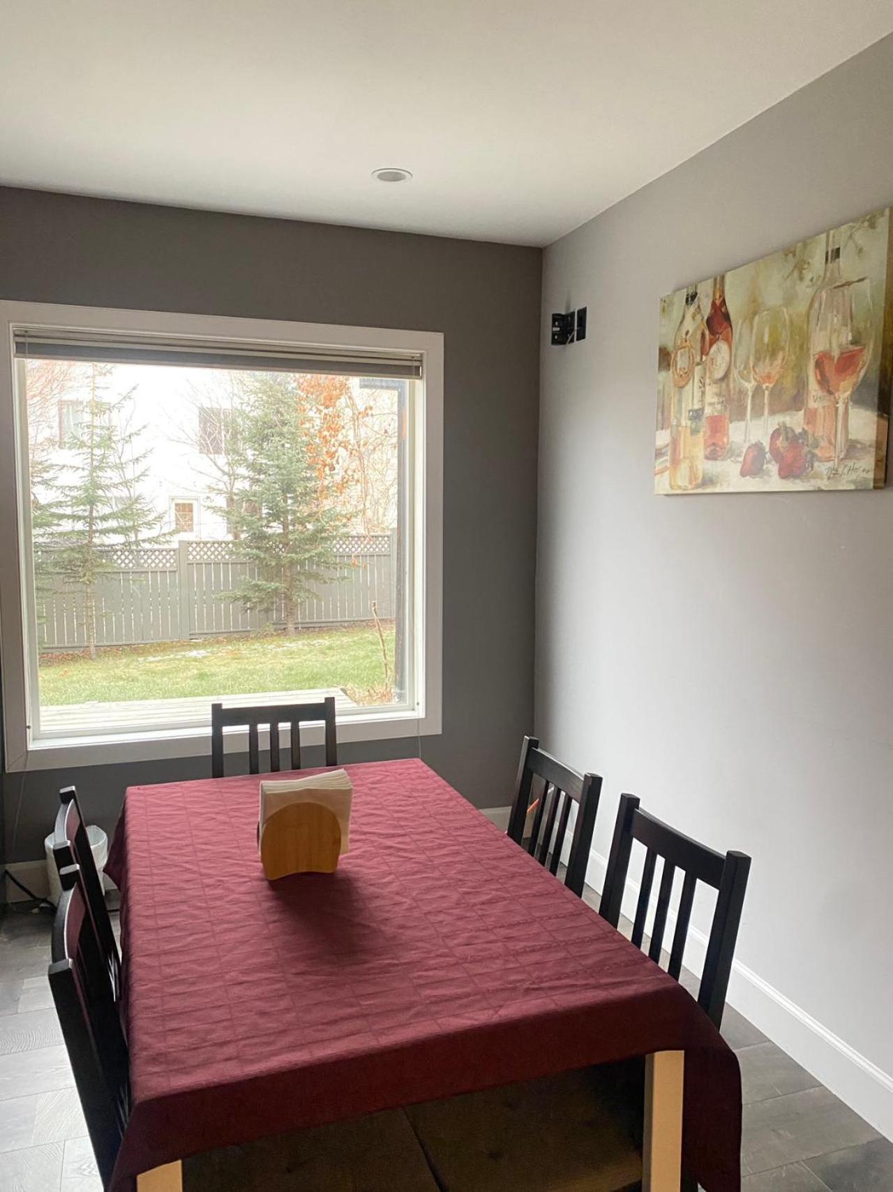 Lovely Home Calgary Ngoại thất bức ảnh